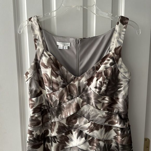 Floral Silver Grey Creme Pattern • Midi Dress • Size 8 - Picture 2 of 6